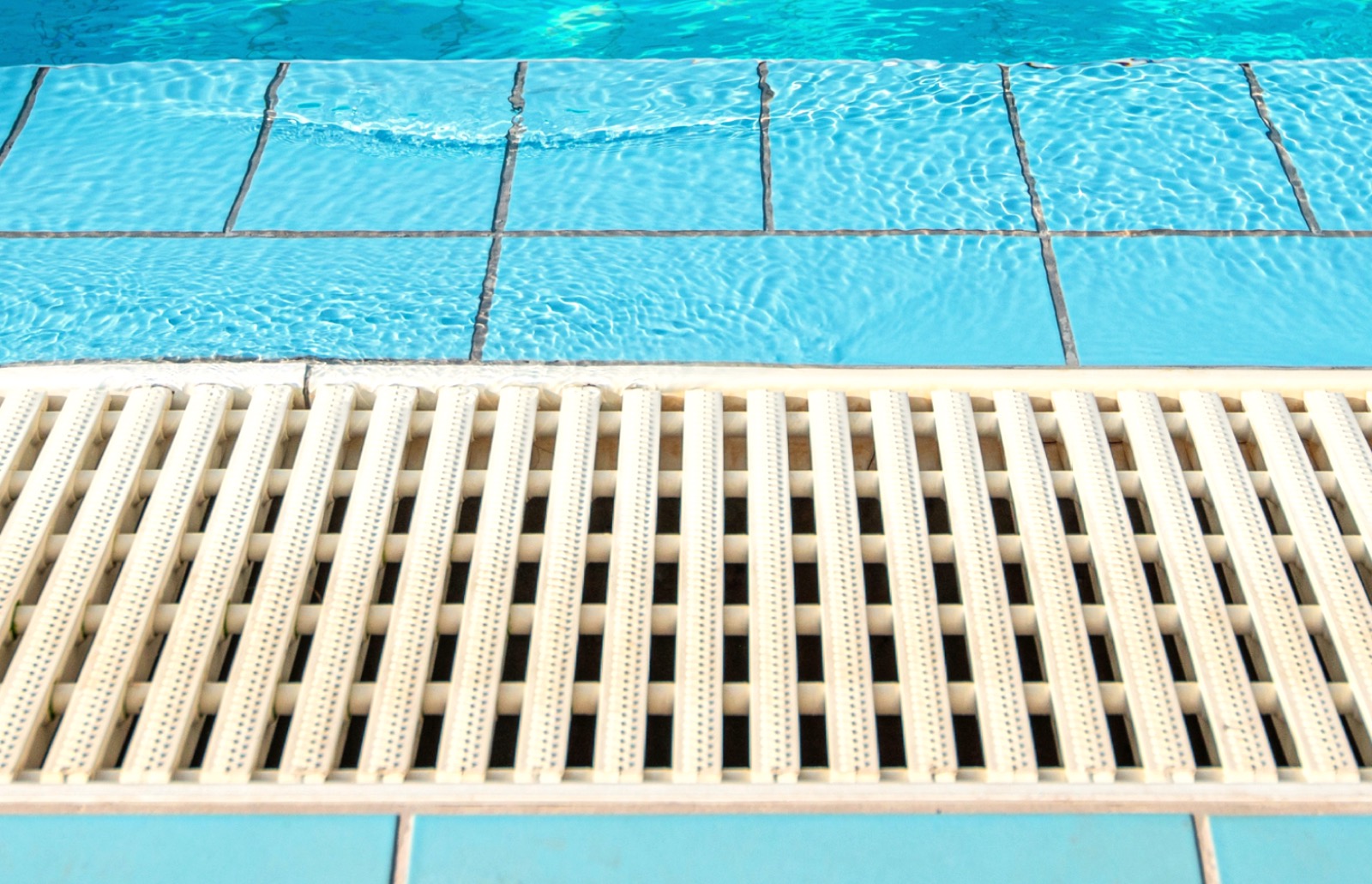 Grelhas de Drenagem para Piscinas no Algarve