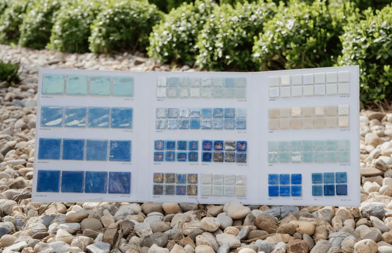 Mostruário de mosaico de vidro reciclado nos acabamentos perolados, em azuis, verdes e brancos